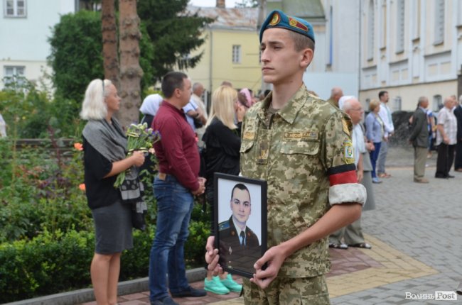 «Востаннє для тебе: слава Україні!»: Луцьк попрощався з Георгієм Ольховським. ФОТО