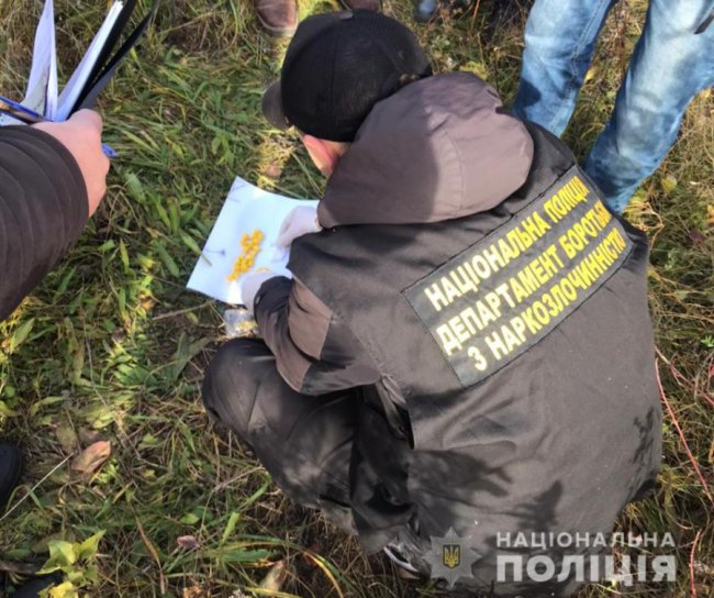 На Волині взяли під варту закладчика, в машині якого знайшли зброю та наркотики. ФОТО