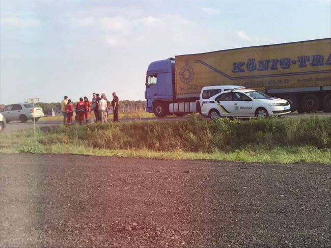 На трасі поблизу Луцька автівка збила дівчину, яка перебігала дорогу. ФОТО