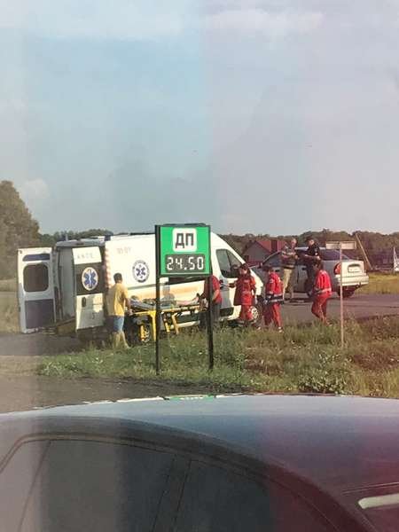 На трасі поблизу Луцька автівка збила дівчину, яка перебігала дорогу. ФОТО