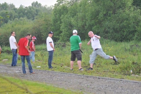 Футбольні фани у Львові пісяли під стадіоном, бродили по калюжах і матюкалися. ФОТО 