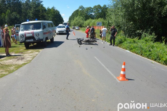 «П’яна» аварія в Шацьку: мотоцикл «врізався» у вантажівку