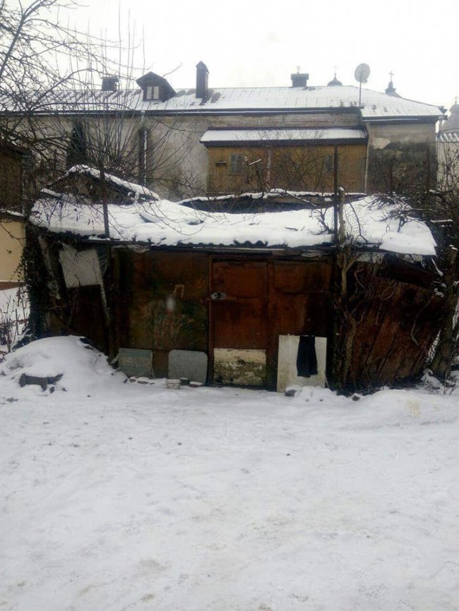 Поблизу Луцького замку муніципали виявили занедбані сараї. ФОТО