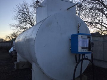 На Волині на території підприємства викрили нелегальну заправку