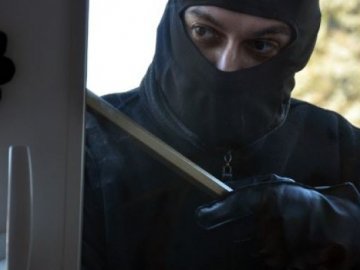 У місті на Волині обікрали квартиру і авто