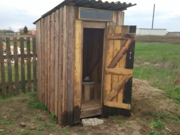 Учні 8 волинських шкіл бігають у туалет надвір