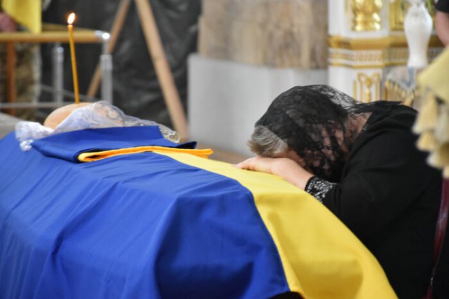 У Луцьку попрощалися з загиблим на війні 29-річним Героєм Іллею Пузирніковим