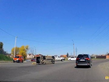 У Луцьку посеред дороги перекинувся Renault. ВІДЕО