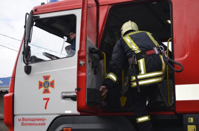 Без спецодягу та техніки: волинський рятувальник витягнув з пожежі стареньку односельчанку. ФОТО