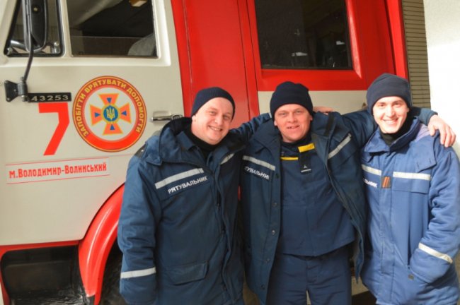 Без спецодягу та техніки: волинський рятувальник витягнув з пожежі стареньку односельчанку. ФОТО