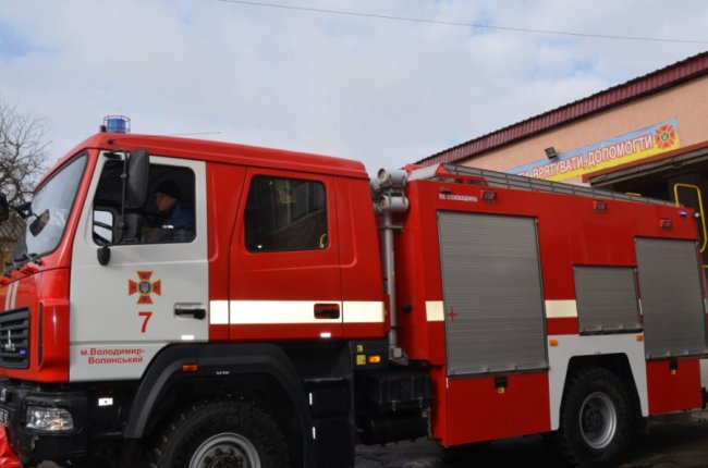 Без спецодягу та техніки: волинський рятувальник витягнув з пожежі стареньку односельчанку. ФОТО