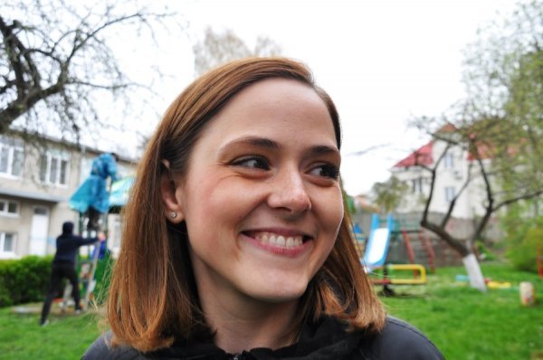 Як лучани допомогли облаштувати майданчик у дитбудинку. ФОТО