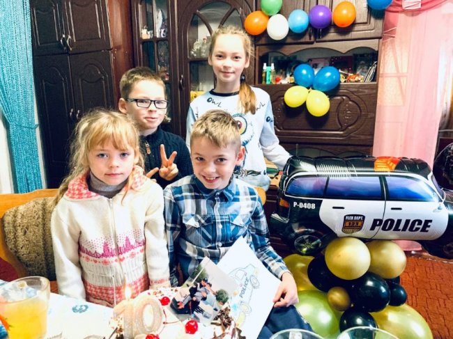 Волинські поліцейські привітали 10-річного хлопчика з ДЦП з днем народження. ФОТО