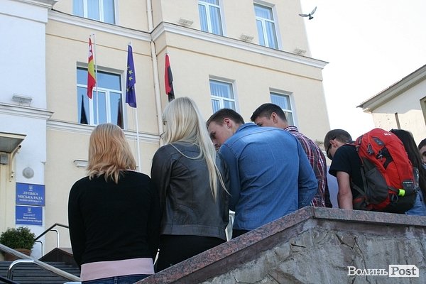 «Романюк, прибери Луцьк!» - пікет під мерією. ФОТО