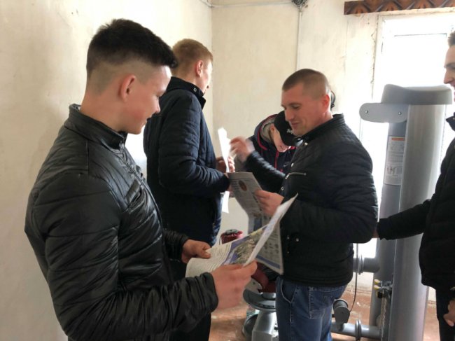 Хлопцям, які займалися спортом в занедбаній хаті на Волині, подарували багатофункціональний тренажер