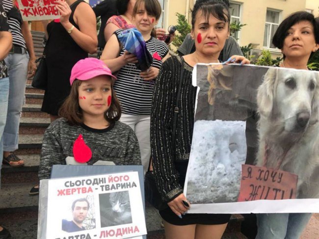 «Тварини - живі істоти»: луцьку мерію пікетували зоозахисники. ФОТО