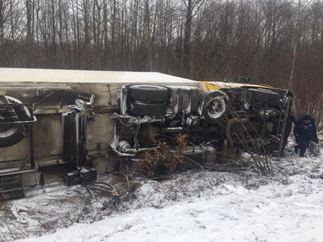 На Волині через ожеледицю перевернулася фура. ФОТО