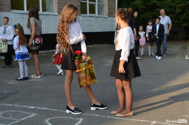 Перший дзвоник у луцькій школі №17. ФОТО