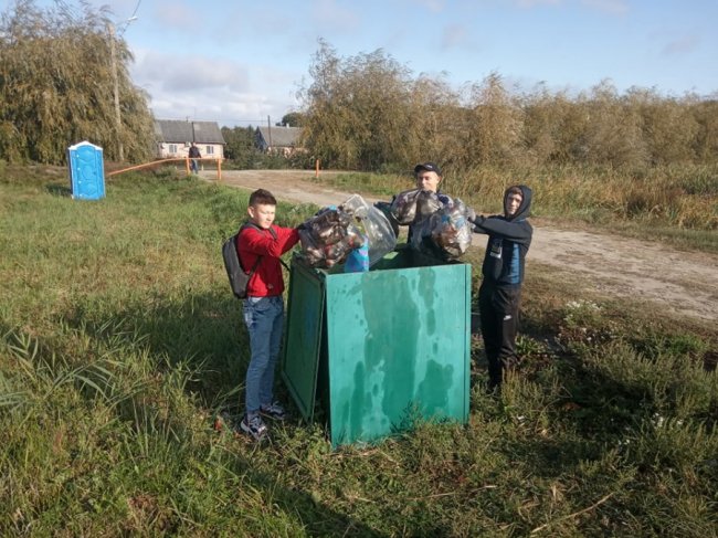 Студенти волинського коледжу прибрали територію поблизу річки. ФОТО