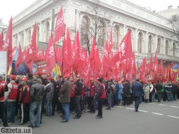Під Верховною Радою збирається опозиція. ФОТО