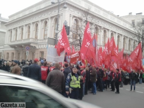 Під Верховною Радою збирається опозиція. ФОТО