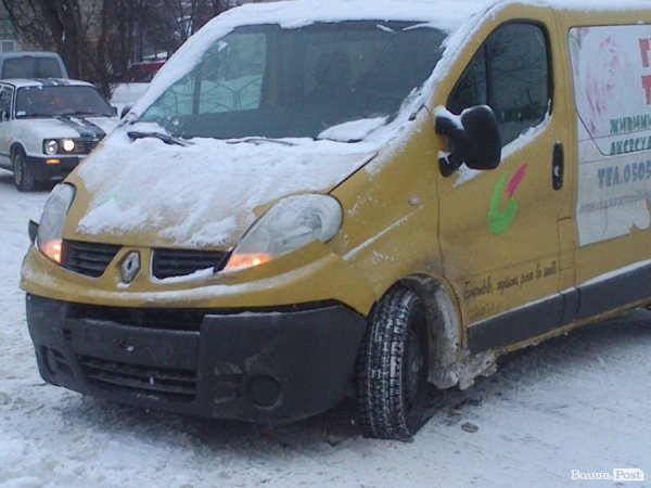 Аварія у Луцьку: мікроавтобус «влетів» у легковик. ФОТО