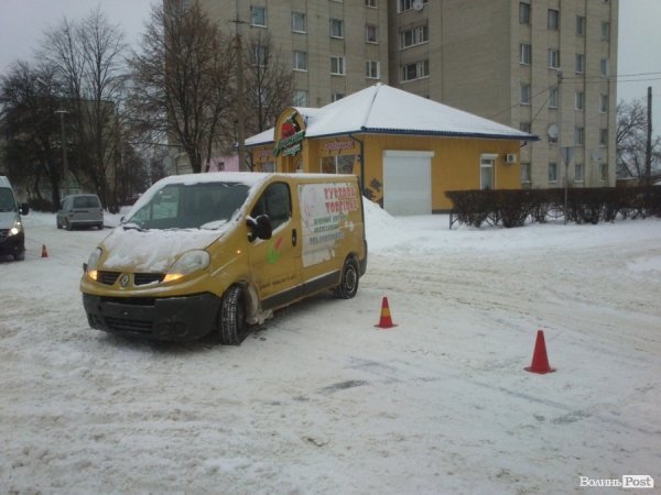 Аварія у Луцьку: мікроавтобус «влетів» у легковик. ФОТО
