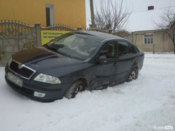 Аварія у Луцьку: мікроавтобус «влетів» у легковик. ФОТО