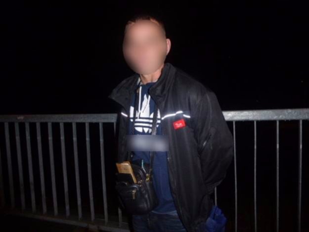 Небезпечний  «кавалер»: у Києві чоловік душив і грабував дівчину