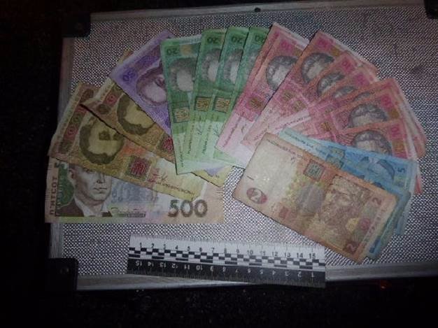 Небезпечний  «кавалер»: у Києві чоловік душив і грабував дівчину