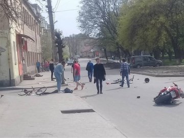 На Львівщині мотоцикліст в'їхав у натовп, постраждало 5 людей