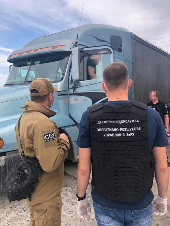 На Волині викрили організатора, який незаконно переправляв людей та цигарки до Польщі