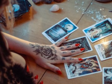 Майже половина українців вірять в астрологів, екстрасенсів і тарологів