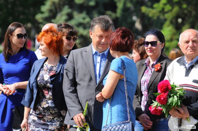 У пам'ять про Героїв: лучани поклали квіти до фотостенду. ФОТО