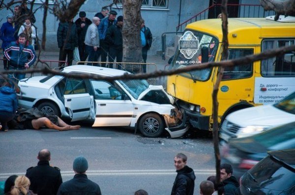 В Одесі легковик врізався в маршрутку, постраждала вагітна жінка. ФОТО