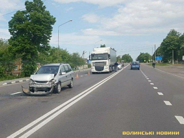 У Рожищенському районі легковик в’їхав у фуру. ФОТО