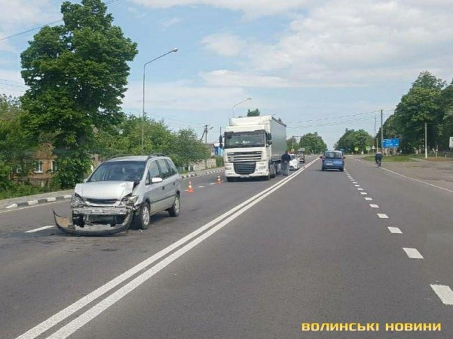 У Рожищенському районі легковик в’їхав у фуру. ФОТО