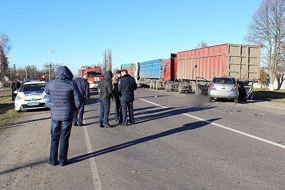 Подробиці жахливої ДТП поблизу Ковеля:«NISSAN» відкинуло під вантажний автомобіль. ФОТО