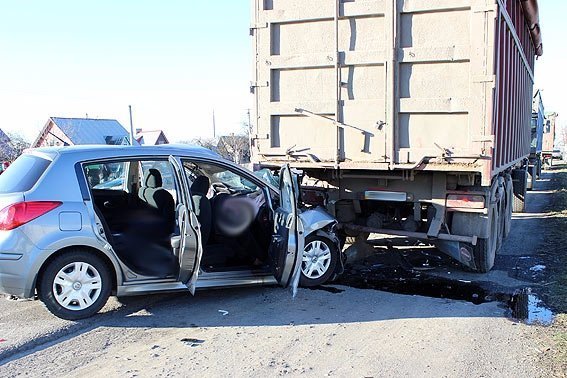 Подробиці жахливої ДТП поблизу Ковеля:«NISSAN» відкинуло під вантажний автомобіль. ФОТО