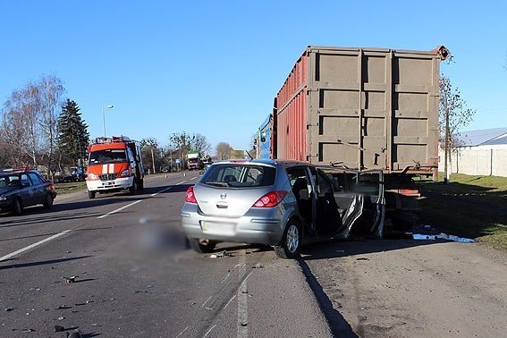 Подробиці жахливої ДТП поблизу Ковеля:«NISSAN» відкинуло під вантажний автомобіль. ФОТО