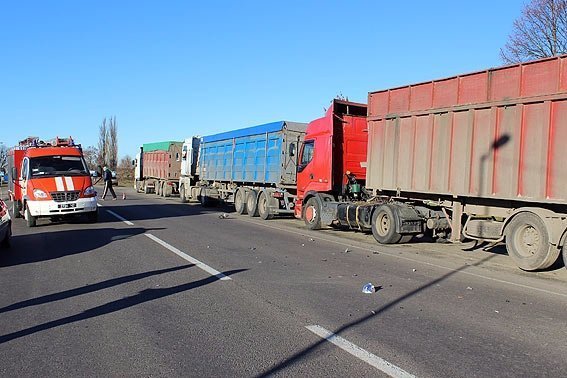 Подробиці жахливої ДТП поблизу Ковеля:«NISSAN» відкинуло під вантажний автомобіль. ФОТО