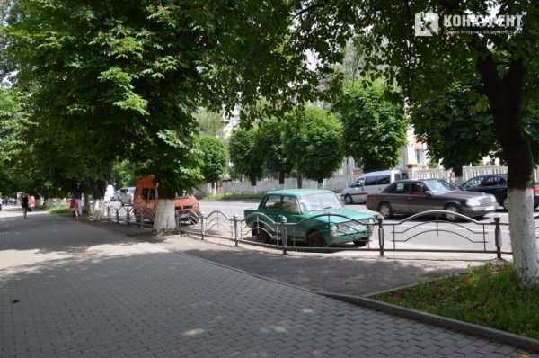 Паркування машин в заборонених місцях у Луцьку - хамство чи безвихідь?