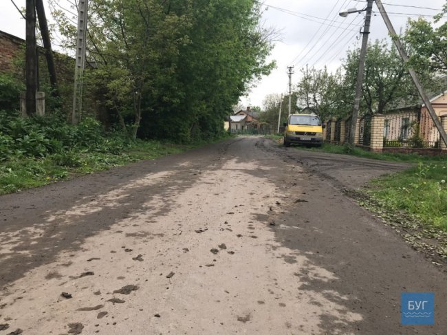 Нововолинці скаржаться на будтехніку, яка руйнує покриття на сусідній з будівництвом вулиці. ФОТО