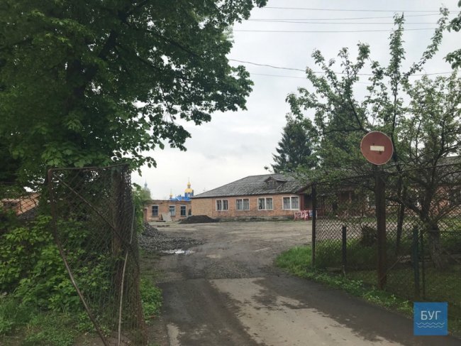 Нововолинці скаржаться на будтехніку, яка руйнує покриття на сусідній з будівництвом вулиці. ФОТО