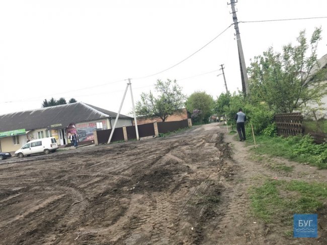 Нововолинці скаржаться на будтехніку, яка руйнує покриття на сусідній з будівництвом вулиці. ФОТО
