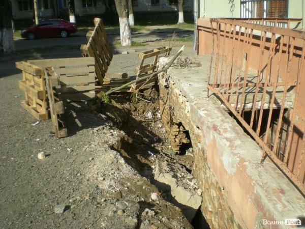 У Луцьку ділянка двору п'ятиповерхівки провалилася в підвал. ФОТО