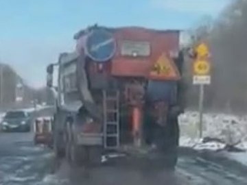 На дорозі Луцьк–Дубно комунальники сипали протиожеледну суміш просто в калюжі. ВІДЕО 