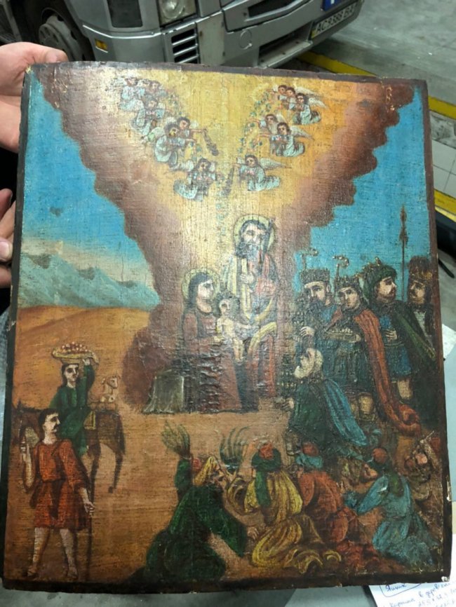 На «Ягодині» затримали бус з незадекларованими картинами та іконами. ФОТО