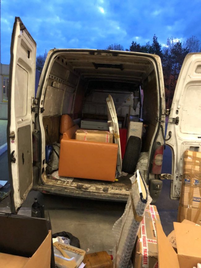 На «Ягодині» затримали бус з незадекларованими картинами та іконами. ФОТО