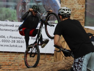 У Луцькому замку - Міжнародні змагання з велотріалу. ФОТО